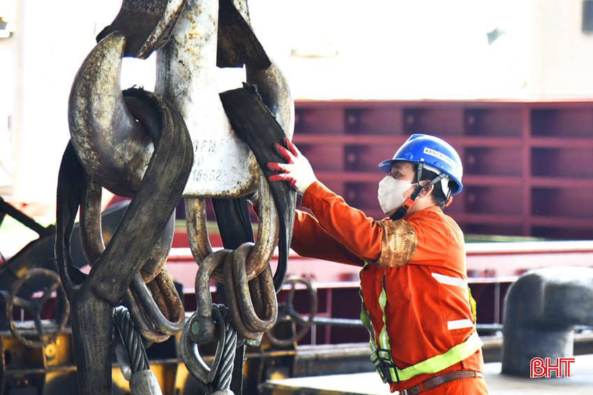 Người lao động Công ty TNHH Gang thép Hưng Nghiệp Formosa Hà Tĩnh được trang bị bảo hộ lao động đầy đủ. bqbht_br_dt-dsc0638.jpg