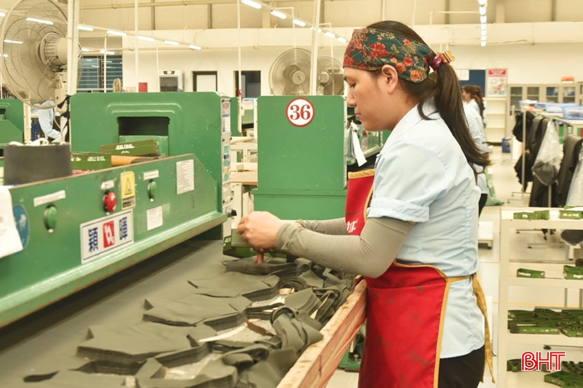 Công nhân Công ty TNHH Haivina Hồng Lĩnh yên tâm sản xuất khi thường xuyên được trang bị kiến thức về lĩnh vực ATVSLĐ. bqbht_br_dt-dsc2383-3281.jpg