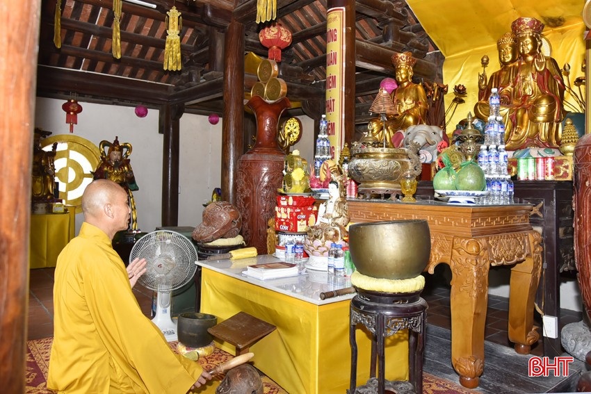 The Ha Tinh Palace is arranged with an altar to worship the Three Jewels. bqbht_br_dt-dsc1295.jpg