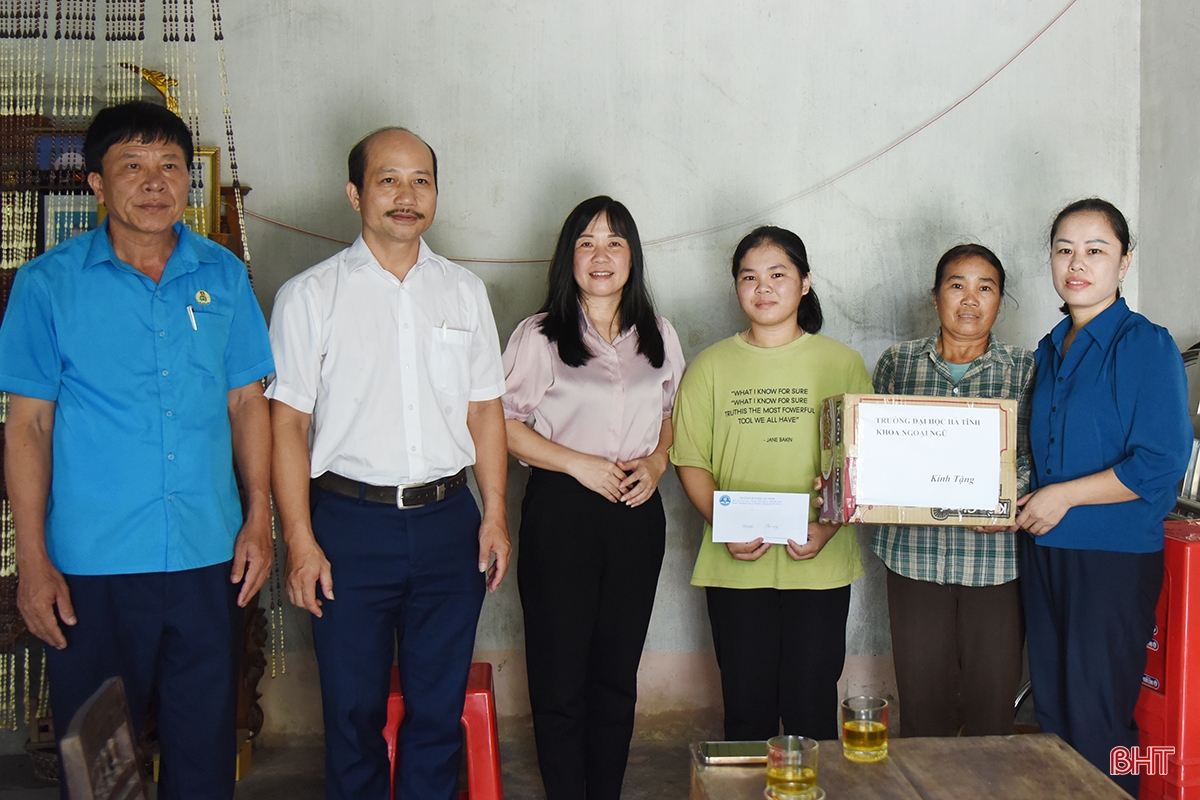 Tiếp sức cùng nữ sinh gặp hoàn cảnh khó khăn ở Hà Tĩnh vào giảng đường