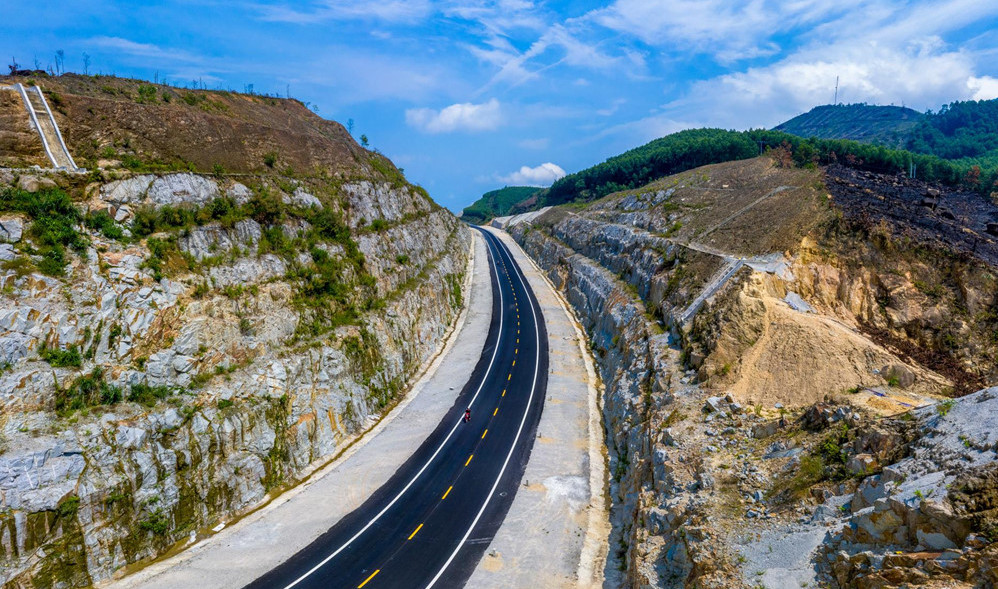 Dự án cao tốc La Sơn-Túy Loan đã được Hội đồng Kiểm tra Nhà nước về công tác nghiệm thu công trình xây dựng chấp thuận cho đưa vào khai thác tuyến chính. Dự kiến, cao tốc La Sơn-Túy Loan sẽ được đưa vào khai thác trong tháng 12/2021. Ảnh: Zing Đầu tư công cao tốc đoạn Bãi Vọt - Vũng Áng: Cần thiết và cấp bách