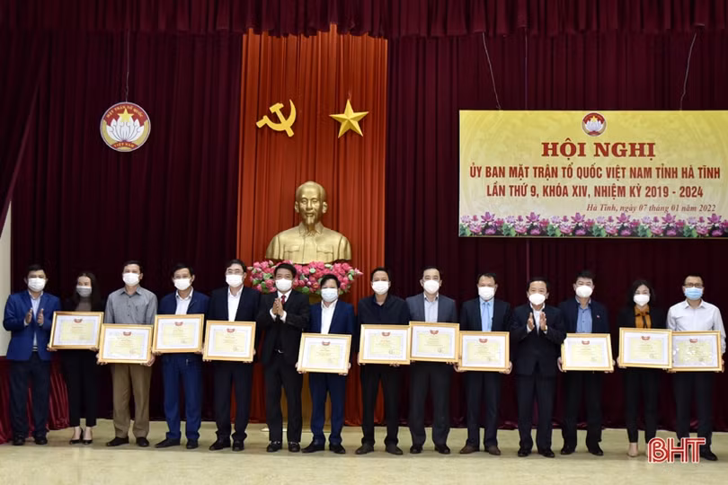Ủy ban MTTQ Việt Nam tỉnh Hà Tĩnh được Trung ương tặng cờ đơn vị xuất sắc