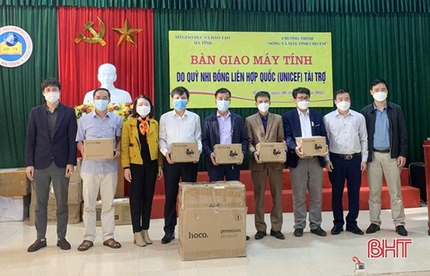 Bàn giao 500 máy tính bảng của UNICEF cho 20 trường học ở Hà Tĩnh