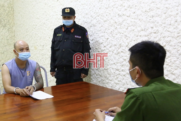 Bắn chỉ thiên, phá cửa ôtô bắt đối tượng truy nã đặc biệt nguy hiểm sau gần 11 năm lẩn trốn