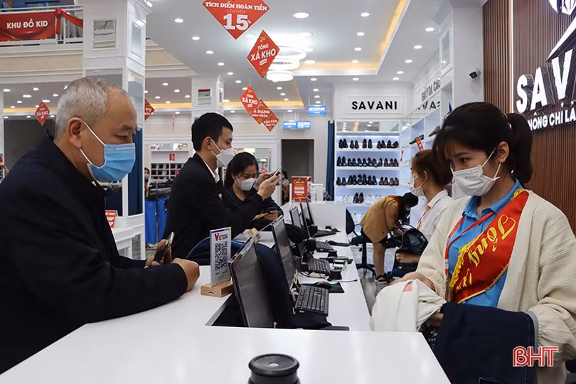Cửa hàng thời trang ở Hà Tĩnh “đua” khuyến mãi lớn dịp Tết Nguyên đán