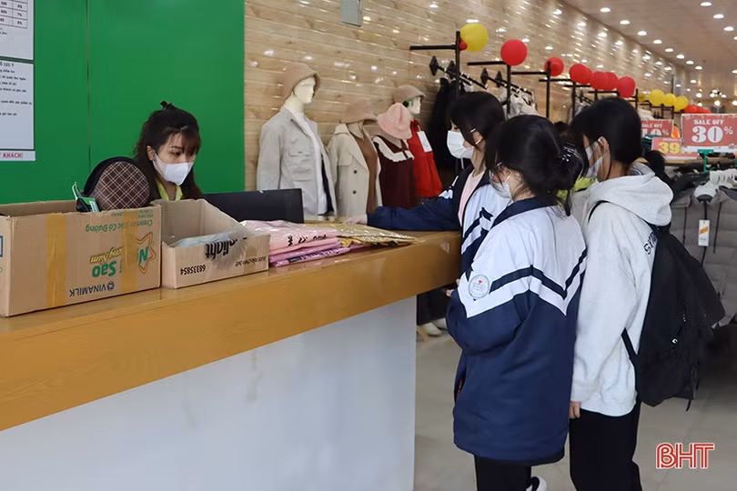 Cửa hàng thời trang ở Hà Tĩnh “đua” khuyến mãi lớn dịp Tết Nguyên đán