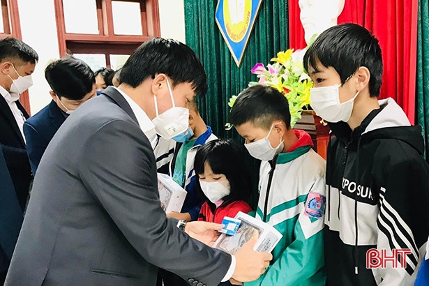 Tặng 100 máy tính bảng cho học sinh có hoàn cảnh khó khăn ở Hương Sơn