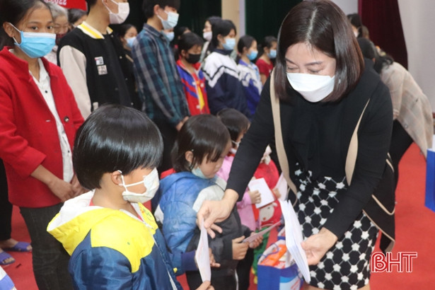 35 suất quà đến với trẻ em hoàn cảnh khó khăn ở Vũ Quang