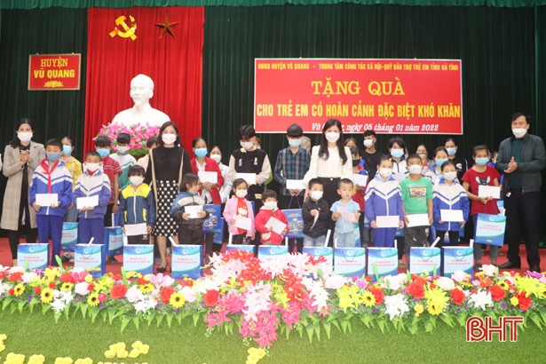 Trao quà cho người dân có hoàn cảnh khó khăn ở Hà Tĩnh ảnh 16 Trao quà cho người dân có hoàn cảnh khó khăn ở Hà Tĩnh