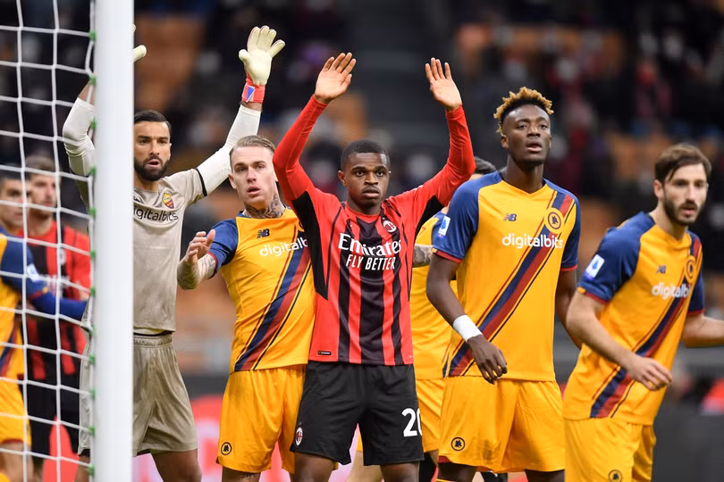Roma nhận 2 thẻ đỏ trong trận thua Milan 