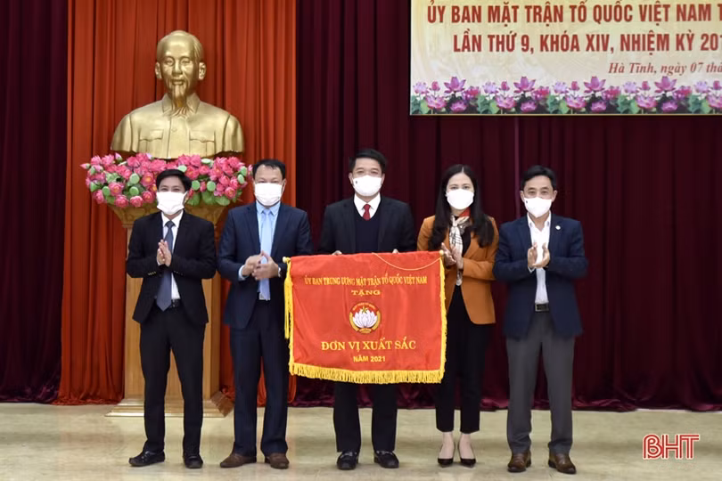 Ủy ban MTTQ Việt Nam tỉnh Hà Tĩnh được Trung ương tặng cờ đơn vị xuất sắc