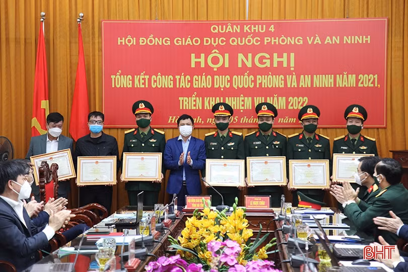 Hà Tĩnh khen thưởng 14 tập thể, cá nhân hoàn thành xuất sắc công tác quốc phòng - an ninh 