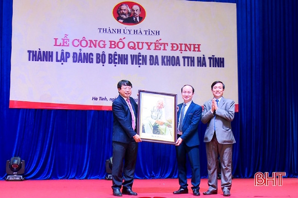 Công bố quyết định thành lập Đảng bộ Bệnh viện Đa khoa TTH Hà Tĩnh