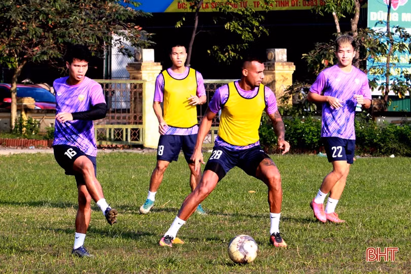 Tiền vệ Zakaria Suraka tập luyện buổi đầu tiên trong màu áo Hồng Lĩnh Hà Tĩnh