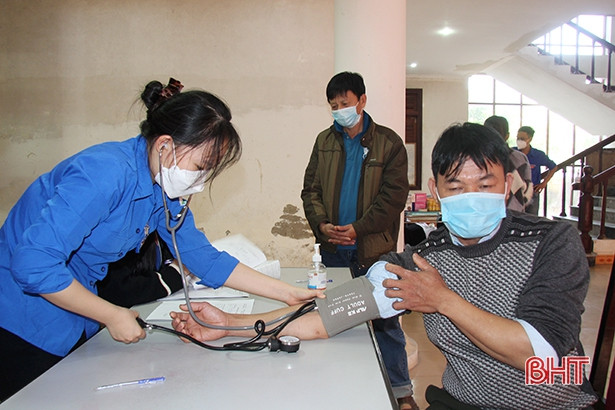 Đoàn Khối CCQ&DN Hà Tĩnh trao tặng nhiều suất quà cho thanh niên công nhân