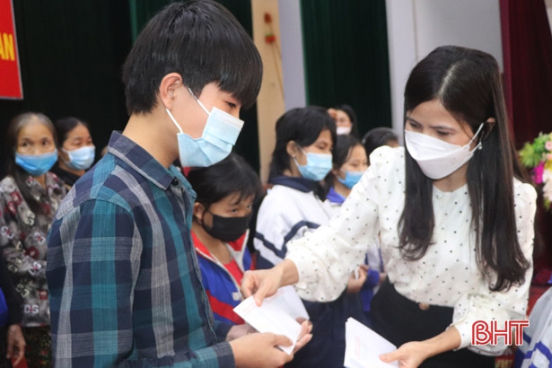 35 suất quà đến với trẻ em hoàn cảnh khó khăn ở Vũ Quang