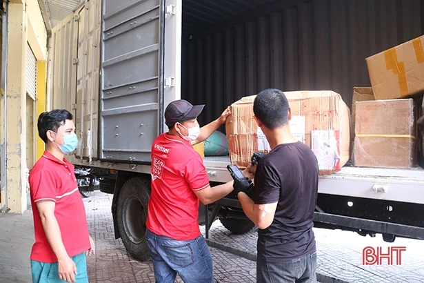 Hà Tĩnh sôi động dịch vụ chuyển phát hàng hóa dịp cuối năm