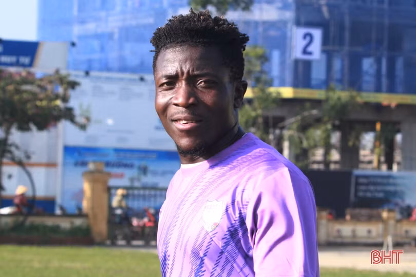 Tiền vệ Zakaria Suraka tập luyện buổi đầu tiên trong màu áo Hồng Lĩnh Hà Tĩnh