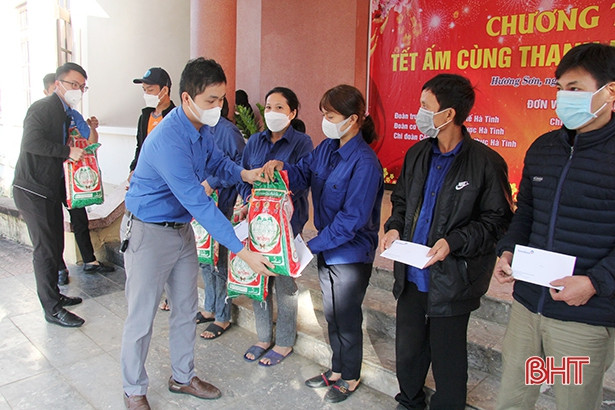 Đoàn Khối CCQ&DN Hà Tĩnh trao tặng nhiều suất quà cho thanh niên công nhân
