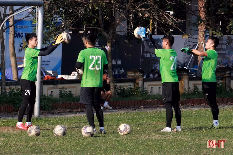 Tiền vệ Zakaria Suraka tập luyện buổi đầu tiên trong màu áo Hồng Lĩnh Hà Tĩnh