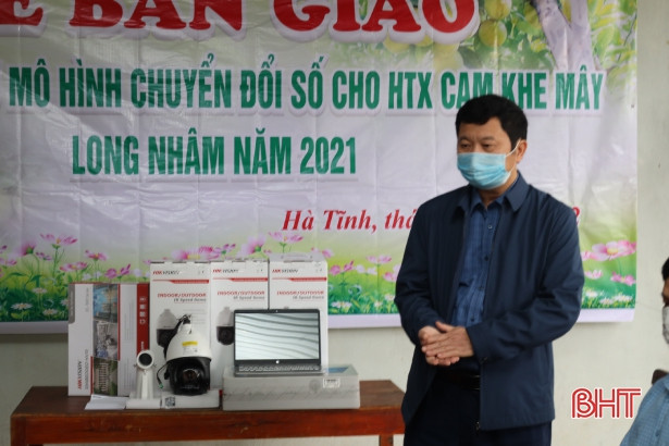 Bàn giao thiết bị chuyển đổi số cho HTX Cam Khe Mây