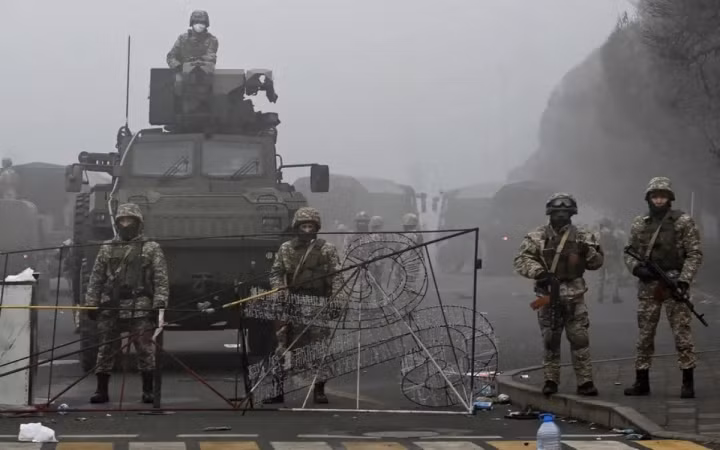 Bạo động ở Kazakhstan: Ít nhất 12 cảnh sát và vệ binh tử vong