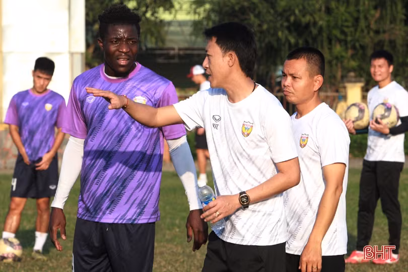 Tiền vệ Zakaria Suraka tập luyện buổi đầu tiên trong màu áo Hồng Lĩnh Hà Tĩnh