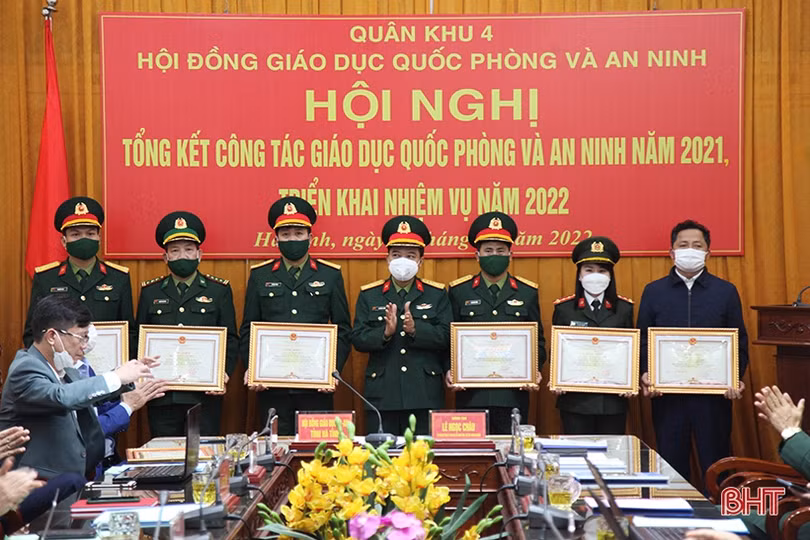 Hà Tĩnh khen thưởng 14 tập thể, cá nhân hoàn thành xuất sắc công tác quốc phòng - an ninh 