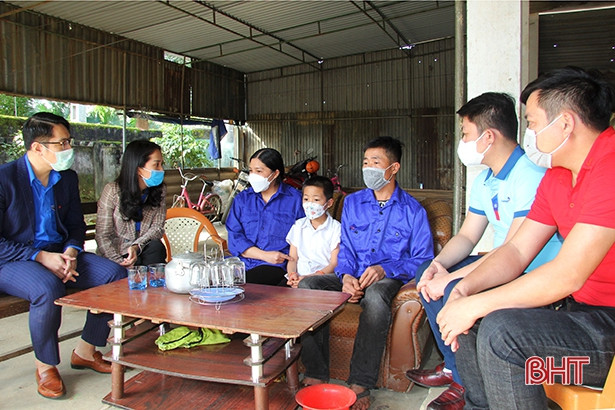 Đoàn Khối CCQ&DN Hà Tĩnh trao tặng nhiều suất quà cho thanh niên công nhân