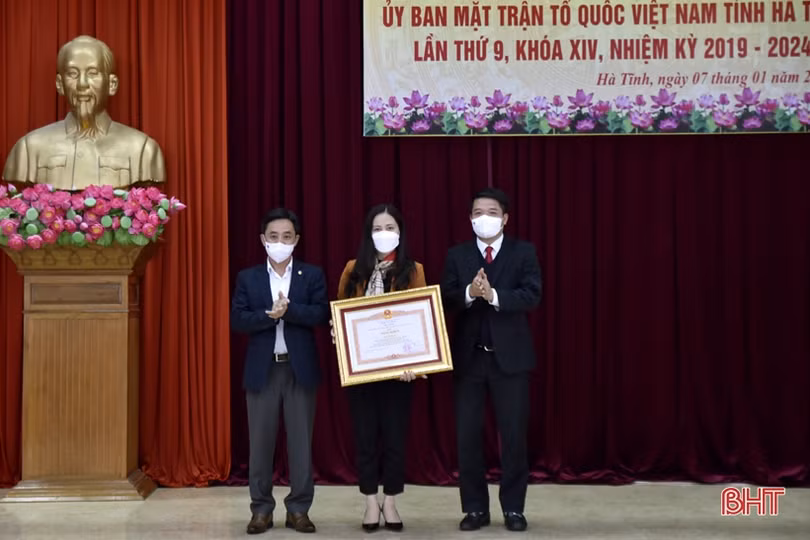 Ủy ban MTTQ Việt Nam tỉnh Hà Tĩnh được Trung ương tặng cờ đơn vị xuất sắc