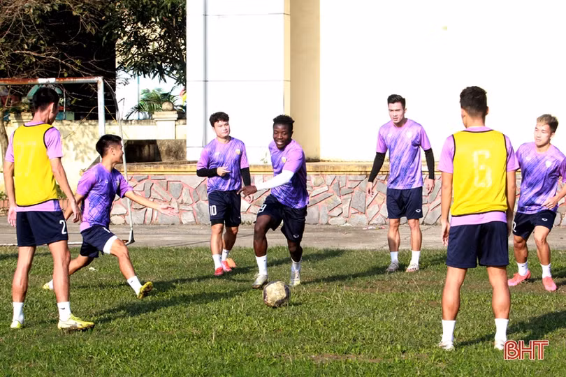 Tiền vệ Zakaria Suraka tập luyện buổi đầu tiên trong màu áo Hồng Lĩnh Hà Tĩnh