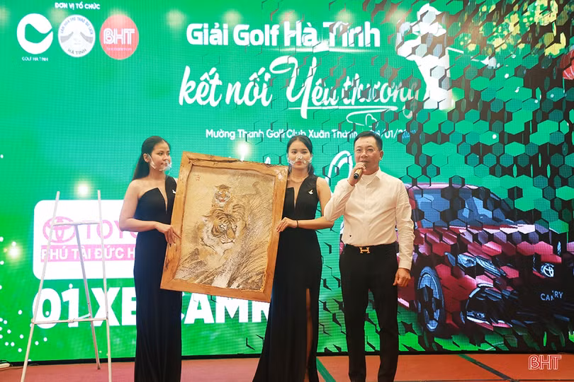 Chi đoàn Báo Hà Tĩnh trao các suất quà hỗ trợ học sinh có hoàn cảnh khó khăn