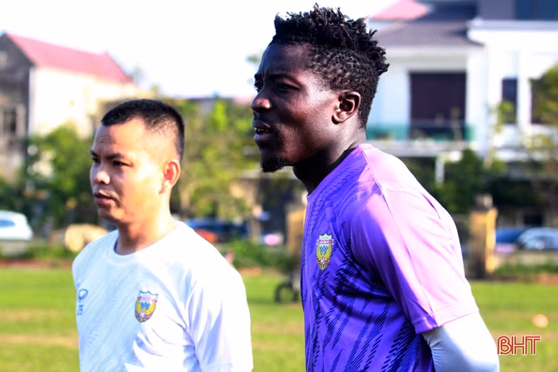 Tiền vệ Zakaria Suraka tập luyện buổi đầu tiên trong màu áo Hồng Lĩnh Hà Tĩnh
