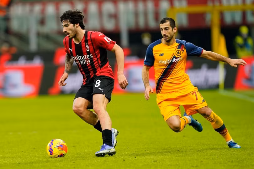 Roma nhận 2 thẻ đỏ trong trận thua Milan 