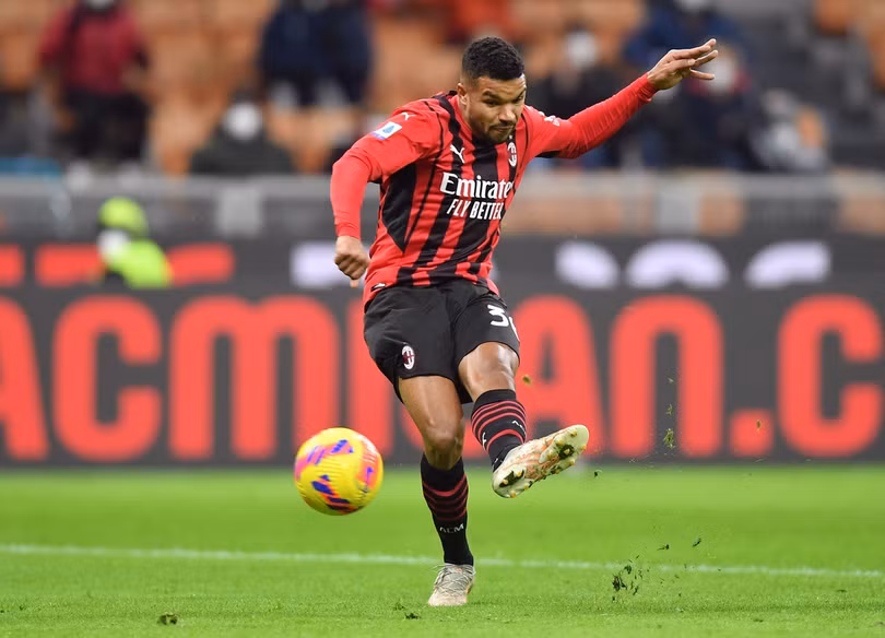 Roma nhận 2 thẻ đỏ trong trận thua Milan 