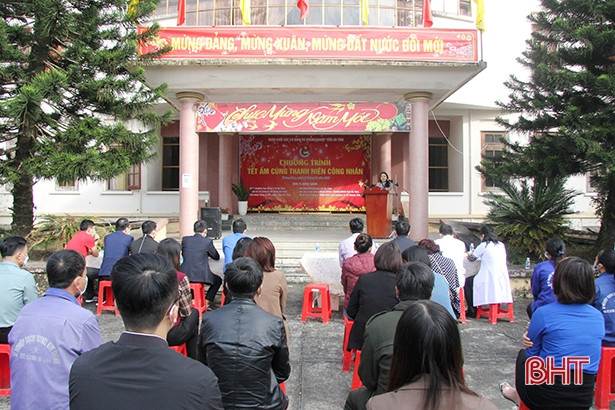 Đoàn Khối CCQ&DN Hà Tĩnh trao tặng nhiều suất quà cho thanh niên công nhân