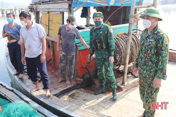 Bắt quả tang 3 tàu giã cào khai thác trái phép trên vùng biển ở Nghi Xuân