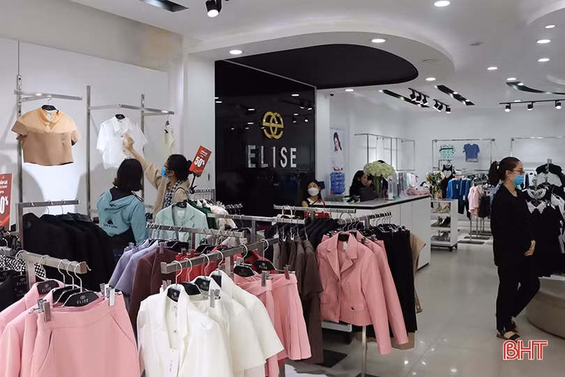 Cửa hàng thời trang ở Hà Tĩnh “đua” khuyến mãi lớn dịp Tết Nguyên đán