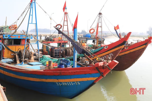 Bắt quả tang 3 tàu giã cào khai thác trái phép trên vùng biển ở Nghi Xuân