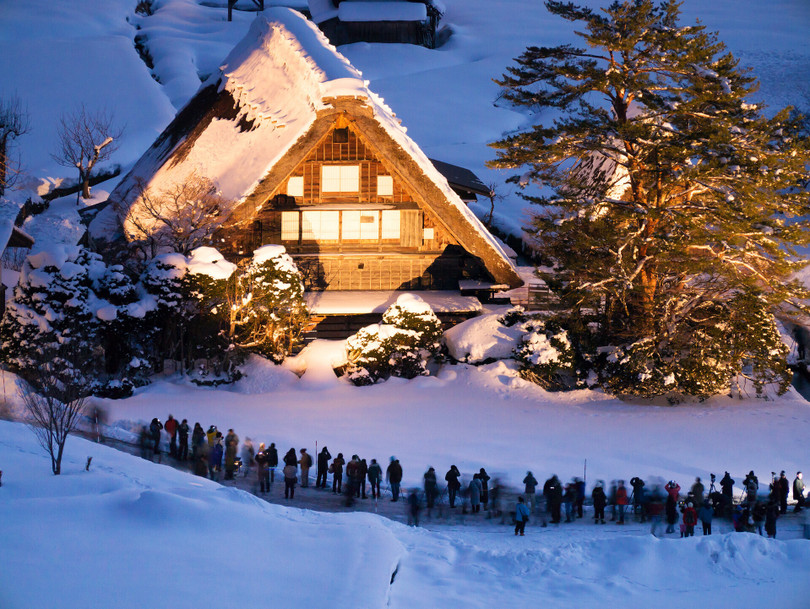 Ngôi làng cổ lộng lẫy trong tuyết trắng