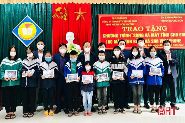 Tặng 100 máy tính bảng cho học sinh có hoàn cảnh khó khăn ở Hương Sơn