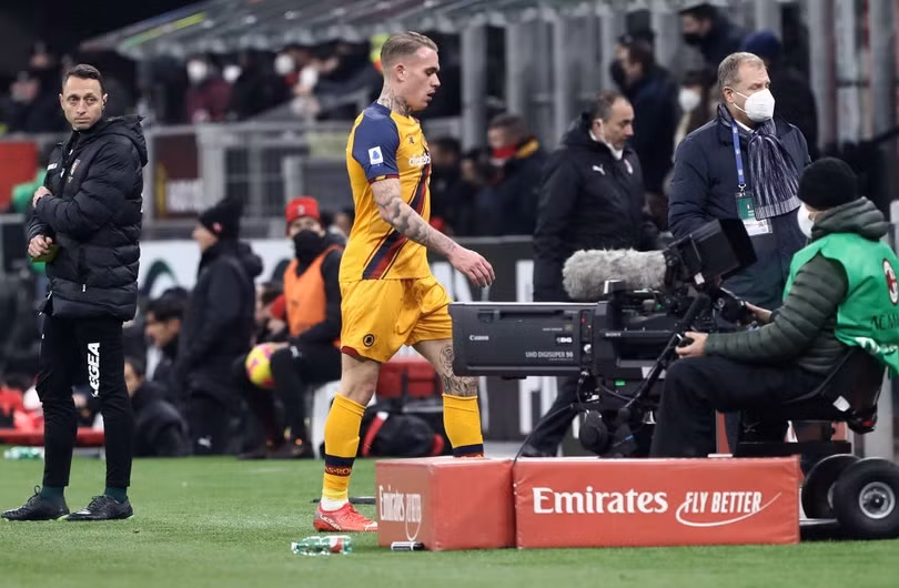 Roma nhận 2 thẻ đỏ trong trận thua Milan 