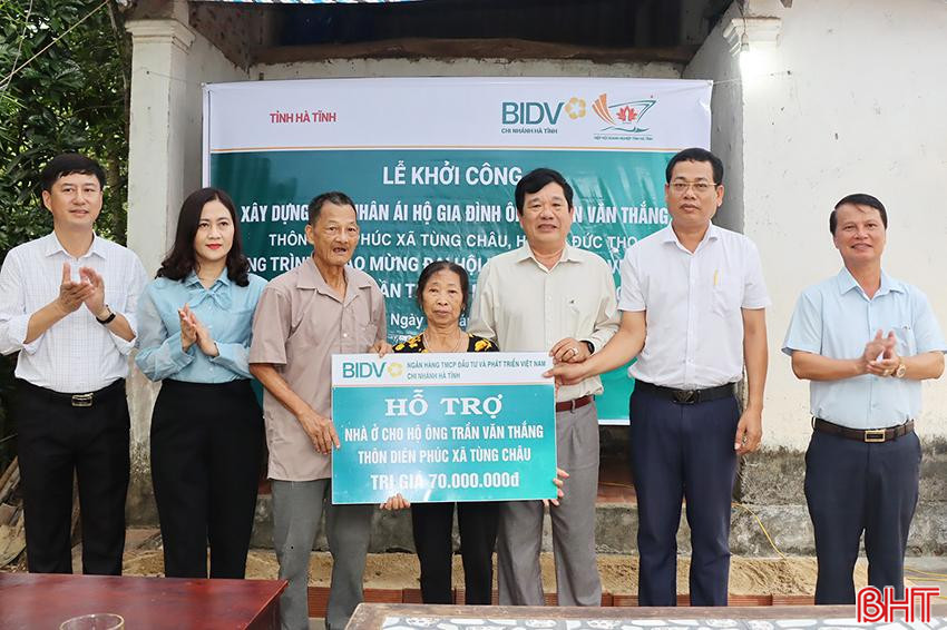 Lãnh đạo Uỷ ban MTTQ tỉnh, lãnh đạo huyện Đức Thọ và đại diện nhà tài trợ trao biểu trưng số tiền 70 triệu đồng cho gia đình ông Trần Văn Thắng.