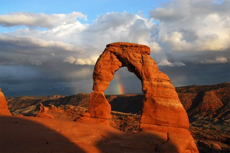 Giải ba: Cầu vồng phía sau cổng vòm bằng đá Delicate Arch ở công viên quốc gia tại bang Utah.