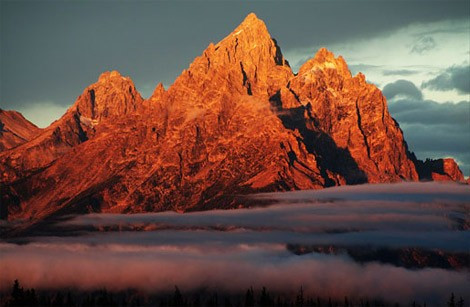 Dãy núi bừng sáng trong công viên quốc gia Grand Teton ở bang Wyoming.