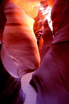 Giải nhì: Khu sa thạch nổi tiếng ở Antelope Cayon, bang Arizona được đánh giá là một tuyệt phẩm về màu sắc và ánh sáng.