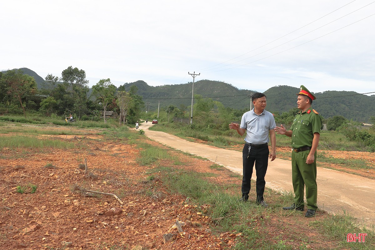 Thiếu tá Nguyễn Hoàng Anh - Trưởng Công an xã Toàn Lưu trao đổi với phóng viên Báo Hà Tĩnh bqbht_br_an-cong-an.jpg