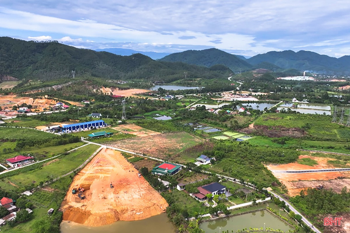 Những vườn đồi bị đào bới nham nhở để lấy mặt bằng phân lô. bqbht_br_dat-nham-nho-2565.jpg