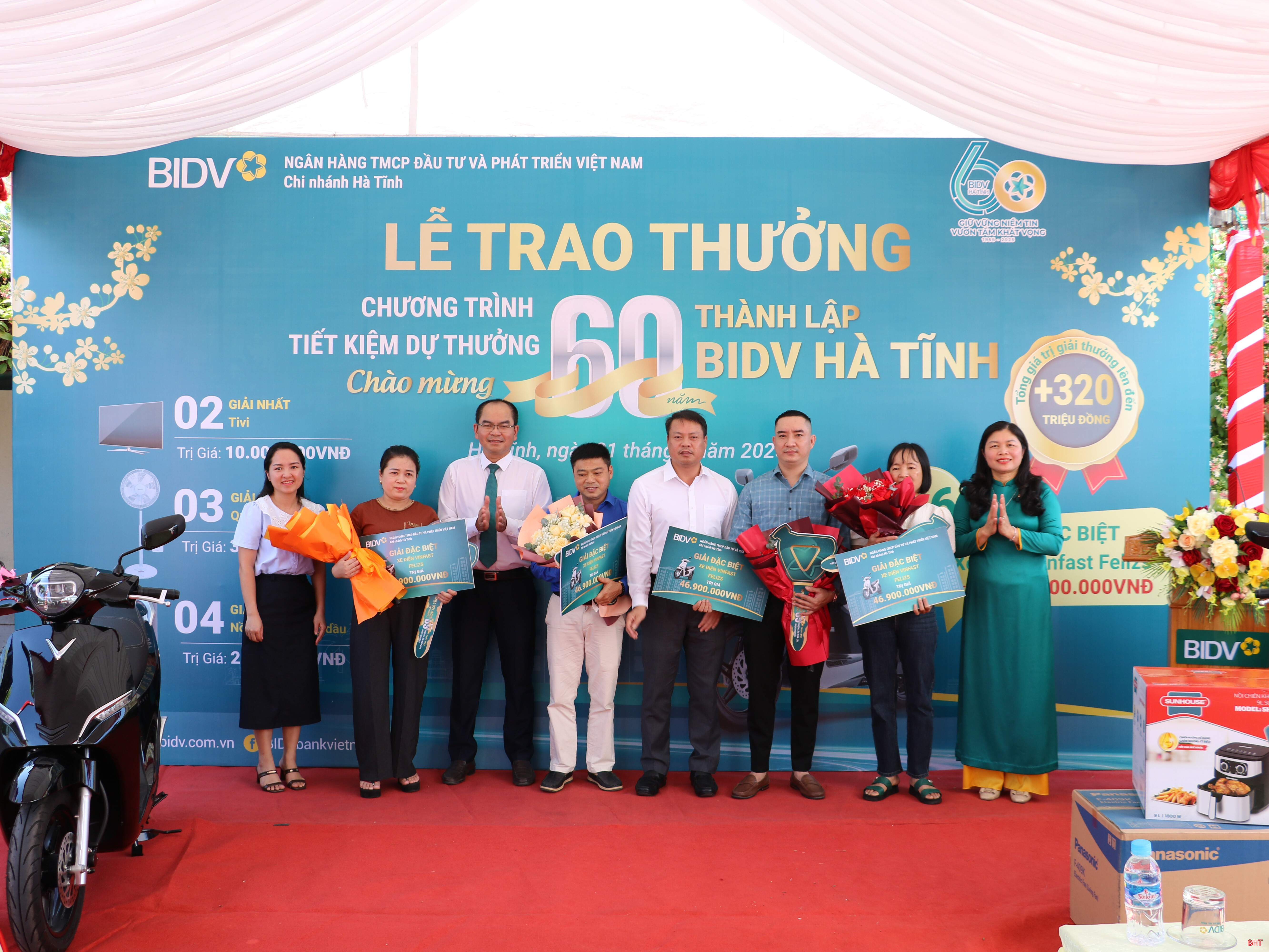 ក្នុងពិធីនេះ គណៈកម្មាធិការរៀបចំបានផ្តល់រង្វាន់ពិសេសដល់អតិថិជនដែលមានសំណាង។ bqbht_br_9e2fa909-5d02-4158-92e7-1361b72459ca.jpg