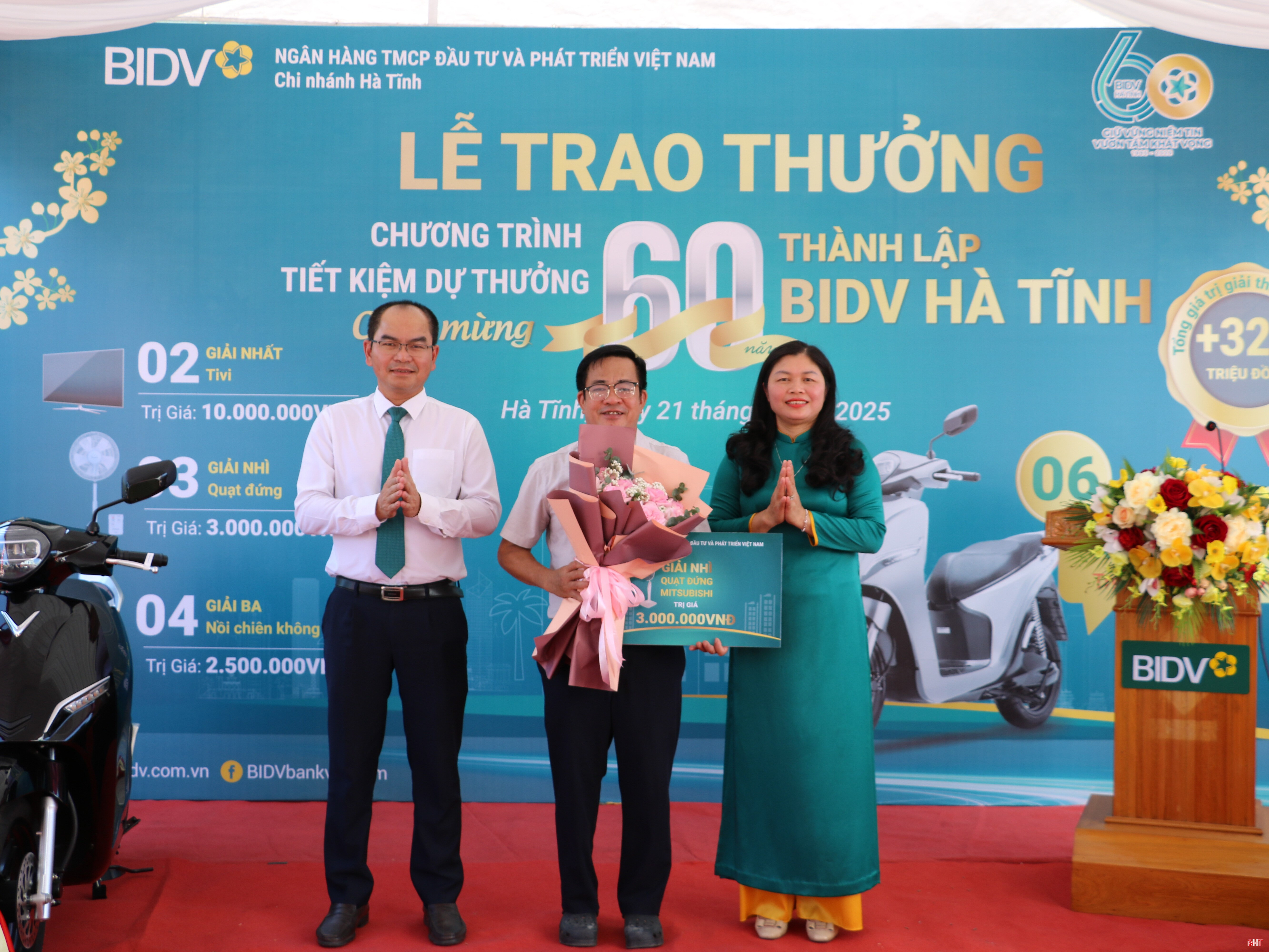 អ្នករៀបចំបានប្រគល់រង្វាន់ទីពីរដល់អតិថិជនដែលឈ្នះ។ bqbht_br_5cff67c0-afe9-4203-87ed-4fc194be2638.jpg